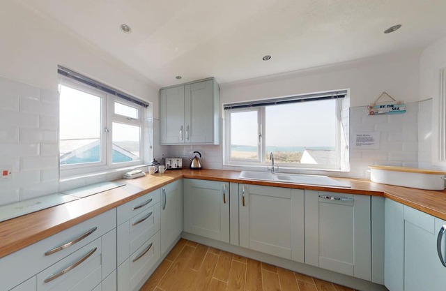 Stunning ocean views and comfortable accommodation for up to 6