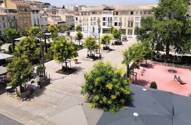 Bright air-conditioned apartment, Old Antibes close to all activities and beaches