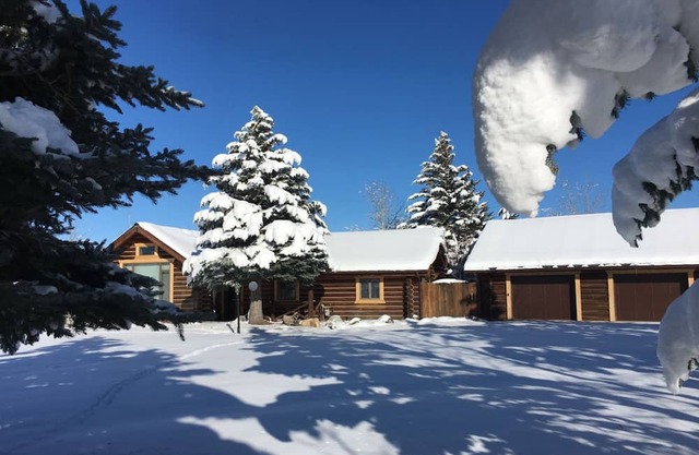 Impresionantes vistas de Red Lodge Mountain y Grizzly Peak, casa tranquila con un gran patio, WiFi y re