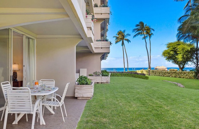 Maui Resort Rentals: The Whaler 124 - Esquina de lujo en la planta baja 1BR / 2BA con balcón envolvente, vista parcial al océano y al oeste de la montaña de Maui, amplia área de césped adyacente