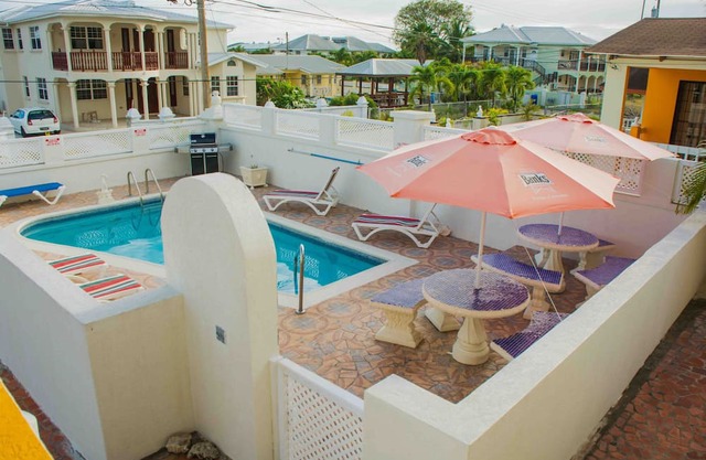 Villa de 2 dormitorios con piscina en la costa sur de Maxell Beach Are
