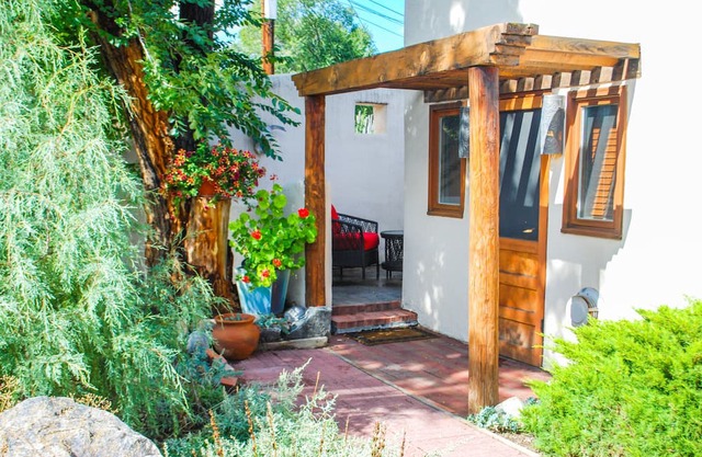 La Posada de Taos Casita, a 2 cuadras de Plaza, Wifi, patio privado y tranquilo