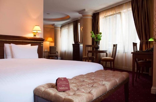 Stone Bridge Hotel