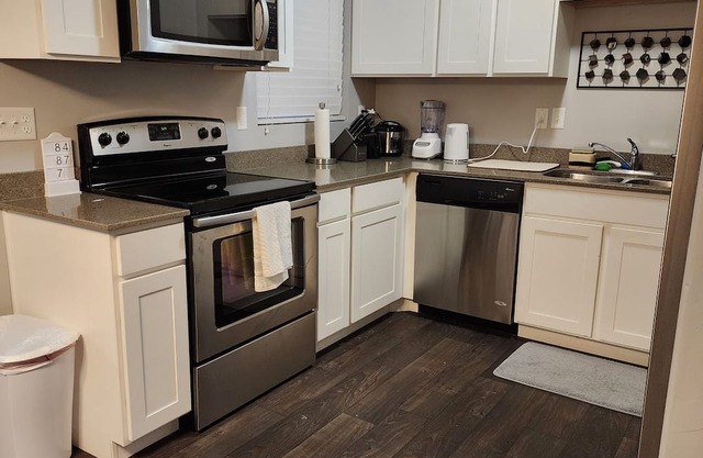 Modern 3-Bedroom Condo with Garage, Pool Access, Wifi, and Prime Location!