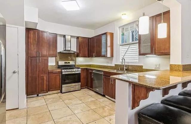 Charming 4-bedroom house with WiFi, AC steps to Universities in New Orleans