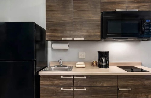 Welcoming Hotel w/In-Room Kitchenettes, Pet-Friendly, Near Savannah Airport, Fr