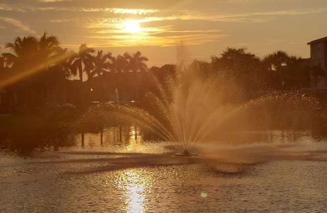 Cozy 2-bedroom condo with AC, WiFi in Prime Fort Myers Location