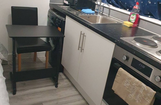 Cozy studio room within a house in Basildon with free WiFi