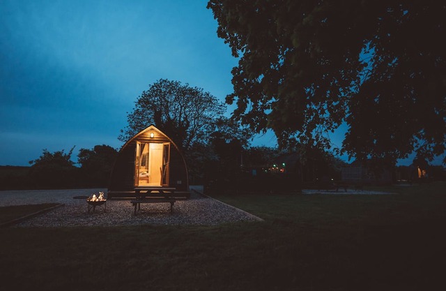 Cosy Glamping Cabin With Wood Fired Hot Tub