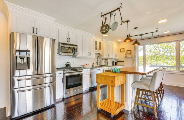 Hopatcong Lake House: Kayaks, Hot Tub, Boat Slip!