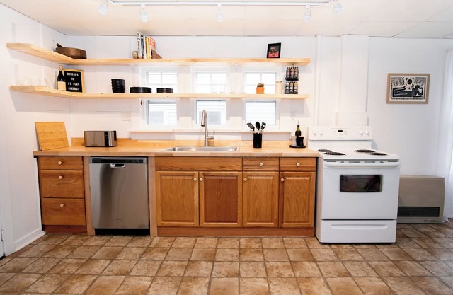 Walk to Downtown - King Bed - Patio Dining - Off-Street Parking
