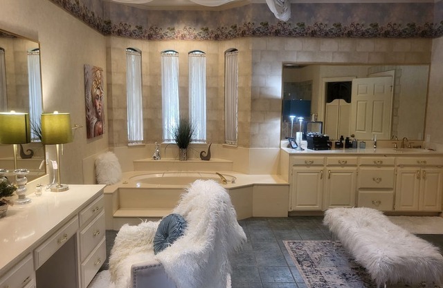 Luxury Living with Family and Friends!