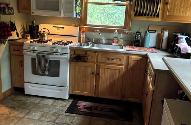 Quiet Country Retreat Charming 3-bedroom rustic country house