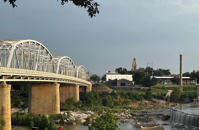 Downtown Llano: charming 1/1 corporate apt - WiFi, AC, 1 block from Llano River!