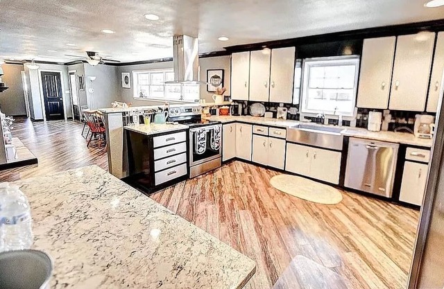 Expansive 3700+ sq ft retreat w/ sauna! Minutes to antique shops.