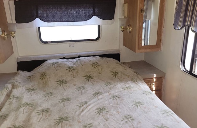 RV with AC, kitchen and shower in Knoxville