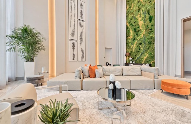 Chic Doral Haven: Spacious Retreat