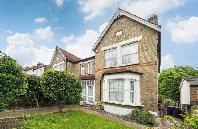 Charming 2BR Floor in House on Avenue Road
