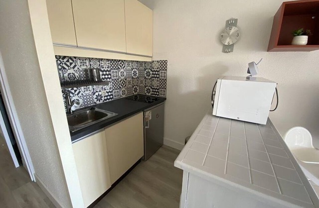 Charming 3 Sleeps, Parking, Beach 500m, Suitable for families, Wifi