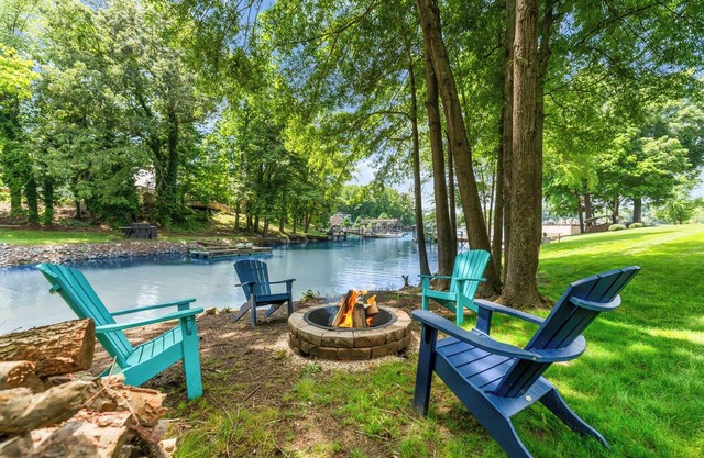 Lakeside Surprise by AvantStay | Waterfront + Firepit, Ping Pong, Private Dock
