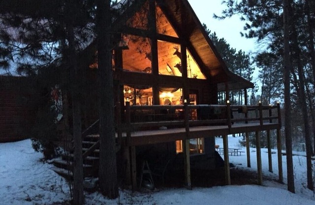 Private Cabin in the Woods...on a Lake. Family and Dog Friendly
