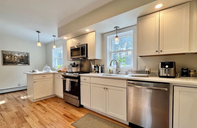 Kerhonkson Oasis: Where Comfort Meets Nature- 3 Bdrm Close to Climbing!