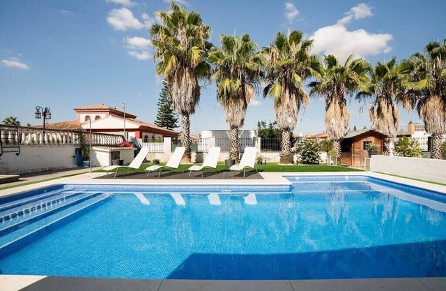 Independent loft in chalet with pool