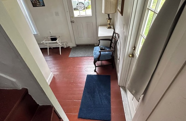 1790 House Bathtub Suite. Great summer getaway. Pets stay Free!