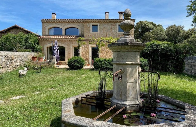 Maison de Campagne Spacieuse et Calme Avec Piscine