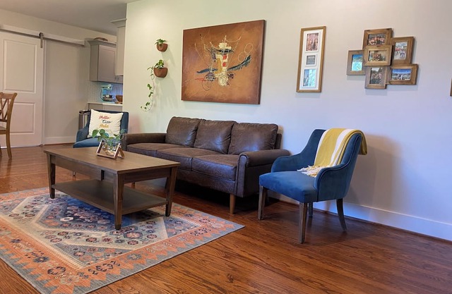 Artsy Haven: 1 Bedroom, Private Bath, & Office Space/Bedroom 15 Mins Downtown