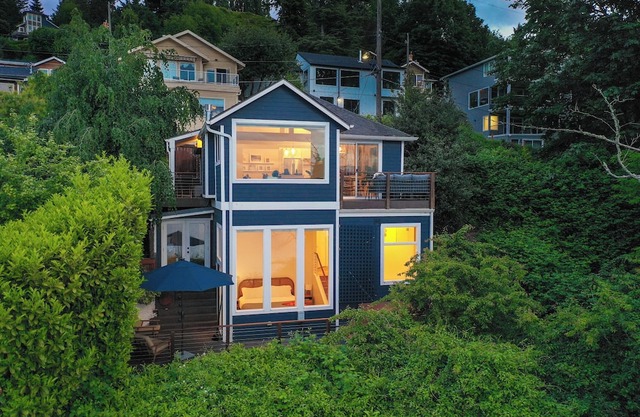 Your Perfect Alki Beach Escape Awaits!