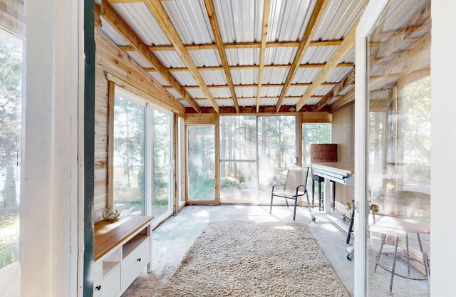 Charming, ocean view retreat with washer/dryer & private beach access