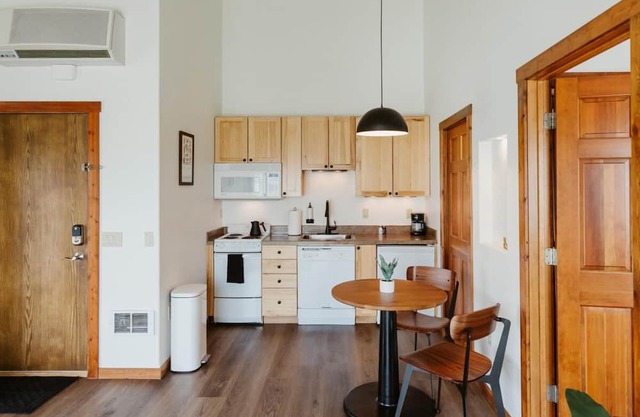 Dog-friendly King Suite w Washer Dryer