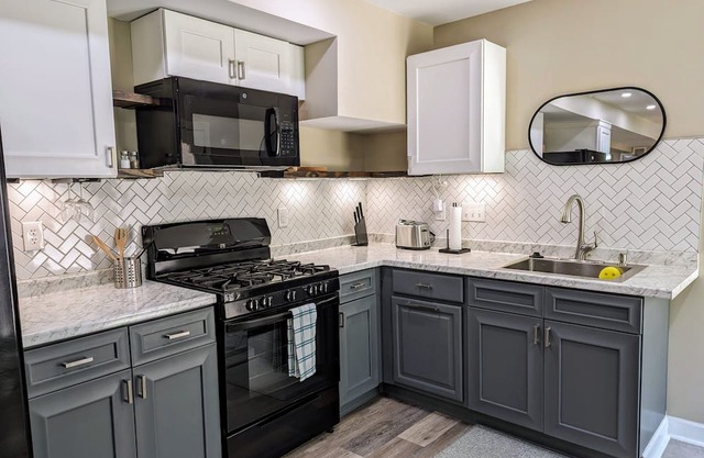 8 minutes to Whitewater Center. Cozy Modern Apartment