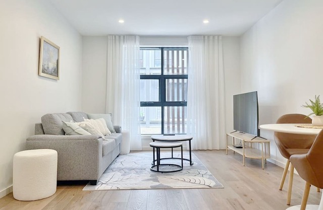 Cozy 2-bedroom townhome with AC and WiFi in charming Braddon