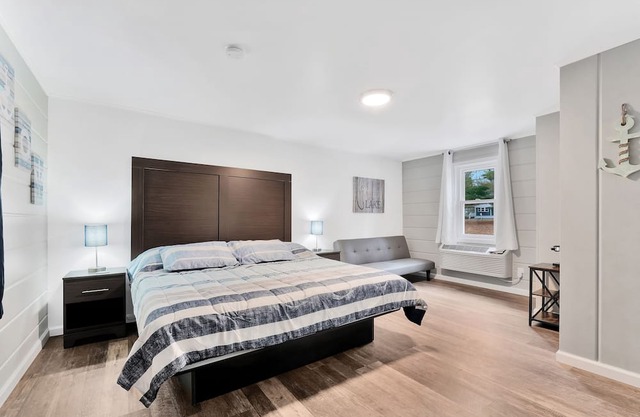 Updated Room #1 - 1 King Bed, Couch, All New Furnishings, Fast WiFi!