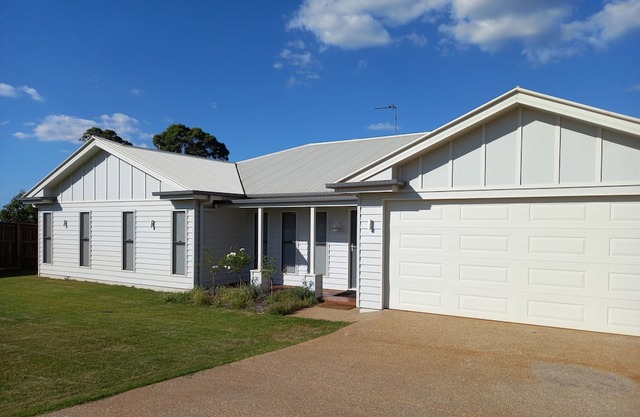 Airconditioned large family home. Sleeps 8 and pet friendly.