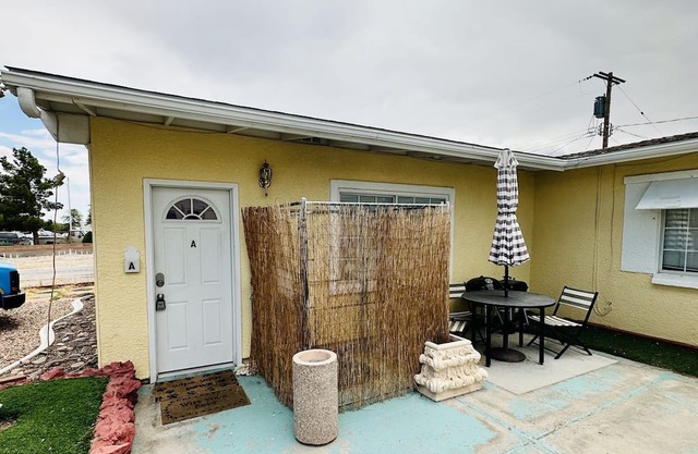 PRIVATE attached studio near AIRPORT!