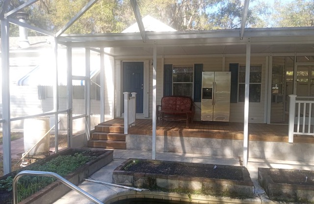 1 Acre Pristine Air 2+ Bdrm Home with Garden and Greenhouse near Crystal River