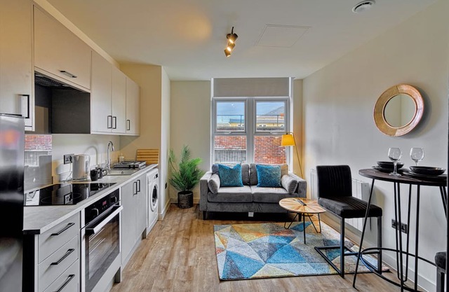 Renaissance 4: 1 BR in Southport's Premier Block