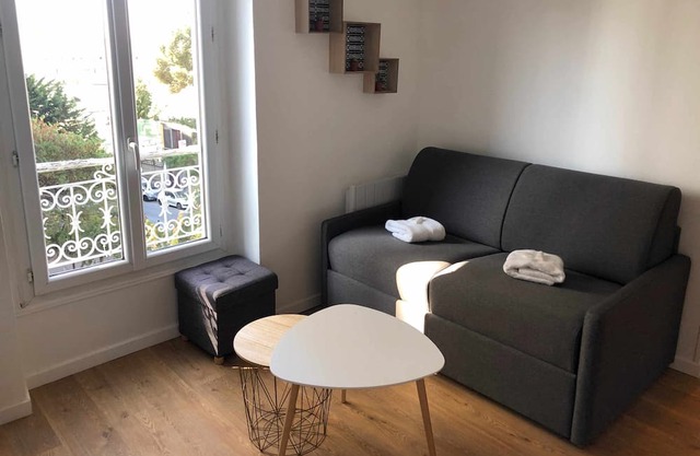 Attractive, fully-equipped apartment near Paris