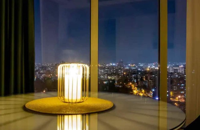18th floor luxury condo with pool