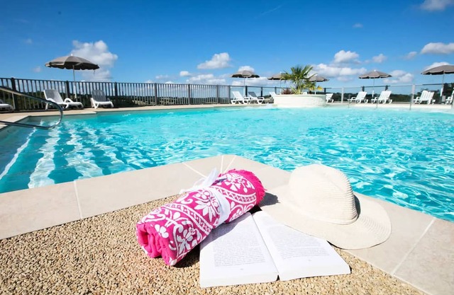 Camping Romanée Domaine de la Faurie**** - 3 Room Mobile Home 4 People