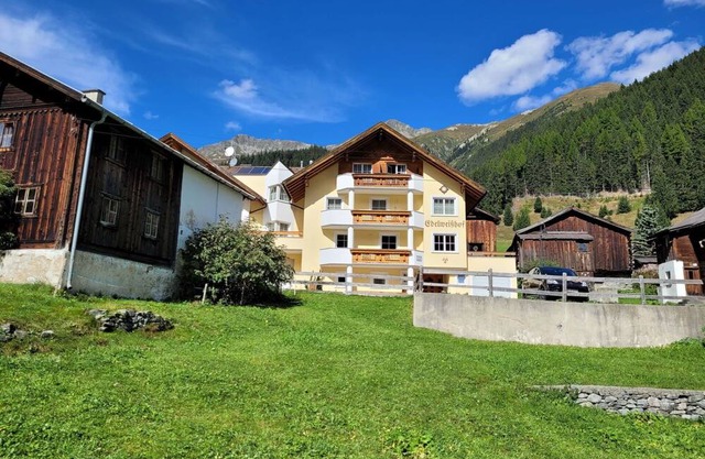 Beautiful apartment for 4 guests with WIFI, TV, balcony and parking