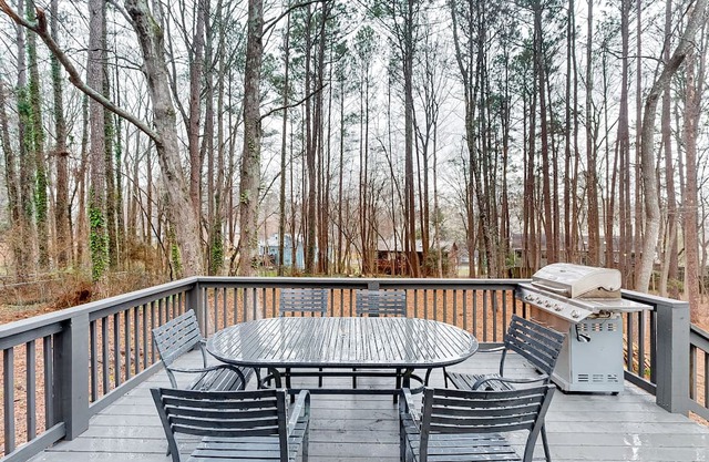 Dog-friendly home with full kitchen, furnished deck, washer/dryer, & AC