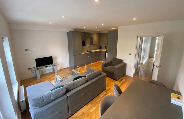 Deluxe 2 Bedroom Flat in the heart of Finchley with tube access to London