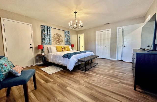Sunroom | One Gig Wi-Fi | Pets OK | WD | King Beds