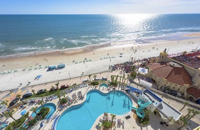 Resort on the beach -Ocean walk Two bedroom- Two bath