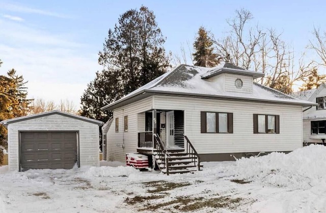 Comfortable family home,1/2 mile from Lake Michigan. Large yard, lower ensuite