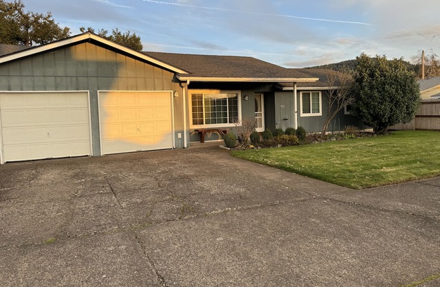 Cozy 3-bedroom house in enjoyable Springfield with AC